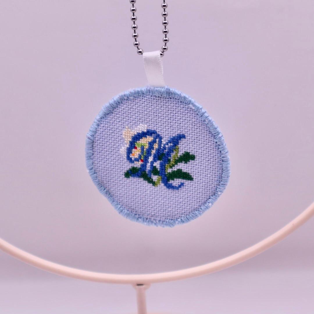 両面刺繍キーホルダー　カサブランカ　青薔薇　イニシャル　クロスステッチ刺繍 | 3枚目